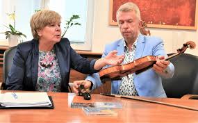 Jaroslav svecený was born on december 8, 1960 in hradec králové, czechoslovakia. Hudebni Festival Jihoceske Nove Hrady Se Blizi Jaroslav Sveceny Osobne Pozval Hejtmanku Straskou Www Kraj Jihocesky Cz