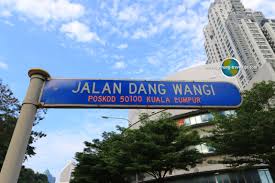 At 11:15am, several members of the public reported that the woman was dancing through an intersection along jalan imbi, recording the incident via phone from their cars, or from a distance. Jalan Dang Wangi Kuala Lumpur
