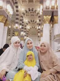 Mimpi potong rambut di intrepretasikan bahwa kamu akan kehilangan sesuatu hal dalam hidupmu. Umrah Ayah Razak Potong Rambut Anak Ayu Ting Ting Entertainment Fimela Com
