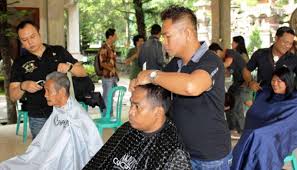 Berbagai macam model rambut pria disajikan disini. Potong Rambut Gratis Kaum Gay Diserbu Pengunjung Nasional Tempo Co