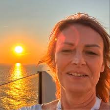 Do I need water shoes in Hawaii to protect the reefs?