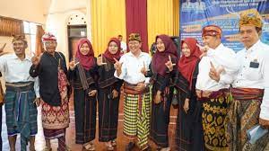 Gendang beleq suredadi yang berasal dari lombok bagian timur ini sangatlah amat terkenal dari dulu, dan saat ini aksinya ketika kelompok seni gendang beleq ini menampilkan 10 buah kumpulan musik gendang beleq adat budaya sasak cocok untuk musik saat begawe. Bupati H M Sukiman Azmy Terbitkan Sk Penggunaan Pakaian Adat Untuk Asn Lombok Timur Sinar5news