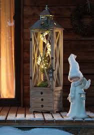 Eine Klassische Grosse Holzlaterne Mit Warmem Led Licht Macht Sich Als Stimmungsvolle Weihnachtsbeleuchtung Auf Terrasse Oder Im Decoracao Natal E Vela