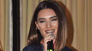 Hande subaşı güzel bir oyuncu ama buna rağmen iyi bir çıkış yakalayamadı sesi de fena değil yeni dizi ve filmlerde görmek isteriz. Hande Subasi 40 Yillik Sarkici Gibi Magazin Haberleri