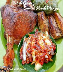 Makan ayam goreng semakin nikmat dengan cocolan berupa sambal terasi. Bebek Goreng Sambal Korek Mangga Mary Memasak