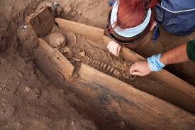 Archaeologists discover a number of artifacts which could reveal the story  behind the lost Roanoke colony. A signet ring from an English gentleman is  found, but did it belong to one of