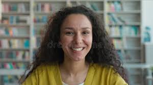 Felice Indiana Caucasica Biblioteca Universitaria Libretto Sorridere  Studentessa Donna Che Guarda Telecamera Femmina Stock Footage