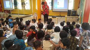 Di gedung a ruang 13, lantai 1, mahasiswa semester 2 jurusan hukum sedang mengiktui mata kuliah antropologi tapi, terkadang kondisi di dalam kelas justru membuatnya tidak nyaman. Selamat Datang Di Kelas Kami Pelangi Ceria