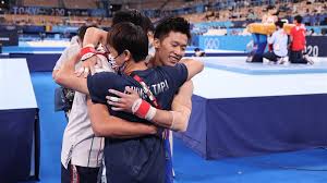 有個畫面，李智凱大概永遠忘不了。2016年里約奧運，那是台灣時隔16年又有體操選手參賽，日後教練林育信的形容卻是：「我和他就像2個鄉巴佬，在那邊任人宰割。」因為李智凱在上萬人面前落馬，連決賽也沒進。 一秒的失手，讓他十幾年的苦練付諸流水。 「哭了還是要繼續練。」 李智凱 東奧. H8omxo7jjzpzzm