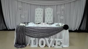 Unas perlas plateadas puede ser un excelente detalle para un centro de mesa de boda de. Decoracion Y Arreglos Plateados Para La Boda De Plata 25 Anos De Matrimonio Bodas De Plata Mesas Principales De Boda Boda De Plata Ideas
