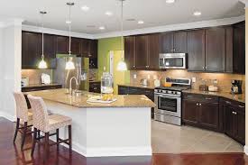 مطابخ عصرية مفتوحة على الصالة