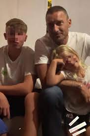 Immagini e idee tagli di capelli alla moda, nuovi colori capelli, acconciature dalle sfilate e look delle star. Francesco Totti Cambia Look E Si Rasa I Capelli Guarda Gossip It