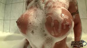 Rubia Tetona Y Culona Se Orgasmea Durante El Baño!