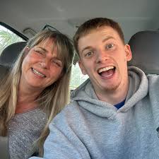 Looking for recommendations for a good hairdresser (colour and cut) in La  Cala. Tia