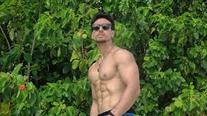 War When Tiger Shroff Performed Parkour On Top Of 100 Houses Celebrities News India Tv Tiger shroff is among the most popular young generation actors, who gained popularity through real action and brilliant dance moves in the movies. when tiger shroff performed parkour