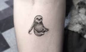 This person needs to be careful around cats, because the tattoo is quite realistic and he could end up getting scratched. Sloth Tattoos Kuunganidzwa Kwemagadzirirwo Uye Zvinoreva Kunyora