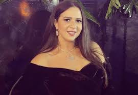 قامت الفنانة الشابة إيمي سمير غانم من دقائق بنشر صورة لها مع شقيقتها دنيا ووالدتها الفنانة دلال عبدالعزيز وعلقت علة الصورة ادعو لأمي في ذمة الله. Ø§ÙŠÙ…ÙŠ Ø³Ù…ÙŠØ± ØºØ§Ù†Ù… ØªØ±Ø¯ Ø¹Ù„Ù‰ Ø®Ø¨Ø± Ø§Ø±ØªØ¯Ø§Ø¦Ù‡Ø§ Ø§Ù„Ø­Ø¬Ø§Ø¨ ÙˆØ§Ø¹ØªØ²Ø§Ù„Ù‡Ø§ Ø§Ù„ÙÙ† Ù†Ù‡Ø§Ø¦ÙŠØ§ Ø§Ù†ÙˆØ«Ø©