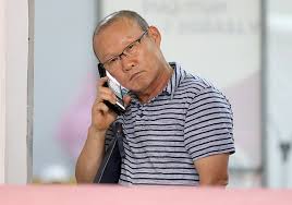 (ảnh p.h) trước đó, chiến lược gia 63 tuổi đã nhận thẻ vàng trong trận tuyển việt nam làm khách trước thái lan ở lượt đi ngày 5.9.2019. Ronaldo Viá»‡t Nam Nen Ä'au Ä'á»ƒ Ghi Ä'iá»ƒm Vá»›i Hlv Park Hang Seo Bong Ä'a 24h