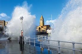 Iglesia De San Pedro Patron De Gijon Al Fondo De La Playa De San Lorenzo Gijon Gijon Espana Gijon Asturias