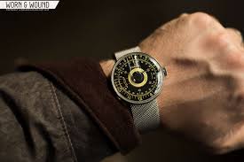 Les montres klokers de ce nouveau millésime affichent en revanche une montée en gamme par rapport aux modèles de la première ère. First Look The Klokers Klok 01 In Midnight Blue And Klok 08 In Two New Colors Worn Wound