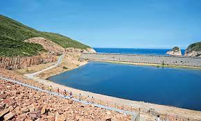 在19世紀至20世紀，鑑於香港 淡水 短缺，加上缺乏天然 湖泊 ，當時的 香港政府 已經在不同地區興建多個稱為「水塘. å'¨æœ«å¥½åŽ»è™• è¥¿è²¢è¬å®œæ°´åº«ç²‰è—æµ·å²¸ç·š Gotrip Hk