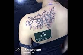 Hình xăm được xem là biểu tượng thể hiện phong cách cá nhân cho nên các bạn thấy thích thì hãy cùng bình luận và đóng góp nhiều mẫu hình xăm đẹp tại đây không còn là dấu hiệu của những con người dị biệt trong xã hội, hình xăm đã trở thành thứ dấu ấn cá nhân được khắc tạc trên làn da. Y NghÄ©a Hinh XÄƒm Hoa Máº«u Ä'Æ¡n Ä'á»— Nhan Tattoo