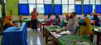 Bagi peserta didik yang menggunakan smartphone, agar tampilan layar utuh atau tidak terpotong maka pengaturan browser google chrome menjadi situs. Kegiatan Perencanaan Pembelajaran Mgmp Bahasa Indonesia Di Smpn 10 Smp Negeri 10 Madiun