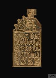 Der beginn der warmen jahreszeit und der tag der arbeit. Badge German Tinnie Tag Der Deutschen Arbeit 1933 Nsbo Imperial War Museums