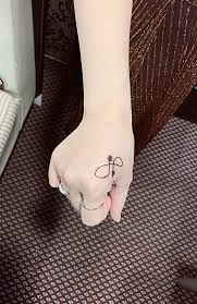 Ngoài ra, nữ ca sĩ còn có nhiều hình xăm nhỏ ở mặt trong ngón tay. 1001 Hinh XÄƒm Nhá» Ä'áº¹p Nháº¥t Cho Ná»¯ Va Nam Tungletattoo