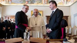 Papež františek si nenechal políbit prsten. Predseda Poslanecke Snemovny Pozval Jsem Papeze Frantiska Do Nasi Vlasti Na 1100 Vyroci Smrti Sv Ludmily Vatican News