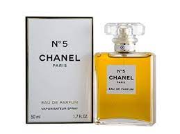Mademoiselle plébiscite la version numéro 5 de la fragrance, et décide de conserver ce chiffre comme simple nom. Chanel No 5 Eau De Parfum Spray 50ml 1 7 Oz Edp Amazon De Beauty