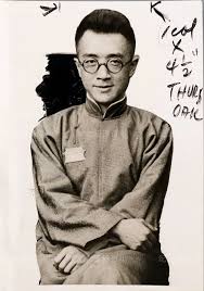 余英時（1930年1月22日 － ），安徽 潛山人，生於天津，華裔歷史學家，中華民國 中央研究院院士、美國哲學會院士 ，主攻思想史研究，他的大部分職業生涯都在美國，克魯格人文與社會科學終身成就獎、首屆唐獎「漢學獎」得主。 余的研究範圍縱橫三千年中國思想史 ，是一位「追求純粹的學人. ä½™è‹±æ—¶ ç¦é—»ç½'