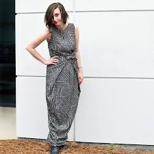 Today we're giving the spotlight to the sorja top, dress, wrap dress & wrap skirt ⁠ ⁠ this loose fit pattern bundle contains four different variations: Most Wrap Dresses Flare Out At The Hem Which Doesn T Work For Hourglass Figures Kielo Wrap Dress By Named Clothing Ha Kielo Wrap Dress Dresses Named Clothing