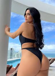 Instagram model Lily Adrianne heeft de meest ronde billen! - DailyBase.com