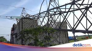 Mengucapkan mohon maaf apabila ada kekurangan. Tower Sutt Pln Di Rembang Roboh Timpa Rumah 3 Kabupaten Gelap Gelapan