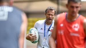 L'équipe de france de rugby à xv qui est plus souvent appelée sous les noms de « xv de france » ou des « bleus » est l'équipe qui évolue sous les couleurs de la france dans les compétitions c'est en 1893 que la première sélection nationale de rugby à quinze est formée pour affronter l'angleterre. Coupe Du Monde De Rugby 2019 La Prise De Commande De Fabien Galthie Au Sein Du Xv De France Sport Redon Maville Com