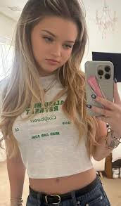 Ok let's try this again here is a new picture of Finley and she is  stunning. Harper frequently post pictures but Finley not so often but when  I seen this I knew