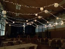 Gemutliche Deckendeko Fur Hochzeit In Einer Halle Lichterketten Und Lampions Lichterketten Hochzeit Hochzeit Deko Und Hochzeit Deko Ideen