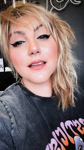 Testando o Powder Kiss Velvet Blur, lançamento da @maccosmeticsbrasil , um  batom no formato slim stick que dá muita precisão na aplicação, tem alta  pigmentação, dura até 12hs e ainda hidrata os lábios ...