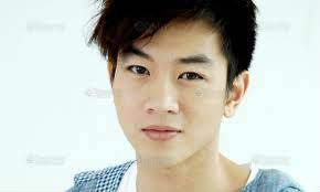 2525 เป็นลูกชายคนสุดท้องของนักร้องหมอลำ บานเย็น รากแก่น มีพี่. à¹‚à¸—à¸™ à¸£à¸²à¸à¹à¸ à¸™