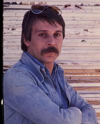 Na današnji dan, 1946. godine, u Sarajevu je rođen legendarni frontmen  grupe Indexi, Davorin Popović. Danas se prisjećamo njegovih nezaboravnih  interpretacija pjesama kao što su "Da sam ja netko...", "Sve ove godine", "