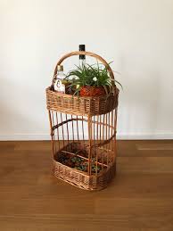 70er Jahre Flaschen Korb Bar Aus Rattan Von Moebelglueck Auf Etsy Https Www Etsy Com De Listing 585874574 70er Ja Plant Stand Rattan Decorative Wicker Basket