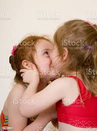 Beso Entre Los Mejores Amigos Jugando Foto De Stock Y Mas Banco De Imagenes De Biquini Istock
