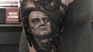 Dunkerque : la Comtesse se fait tatouer Jean Bart