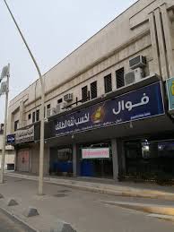 عاشق مطاعم على تويتر اذا تبغين لحمة راس فيه مطعم العمدة في حي السلام شارع الزبير بن العوام طبعا يطلعون الرأس من حفرة المندي ويفقشونه ويطلعون المخ ويحطون لحمة الراس والمخ مقطعه