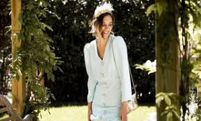 Las bodas de día requieren vestidos de cóctel, cortos o midi, pero evitando los vestidos largos o los excesos de brillos, además de los tonos muy las rayas son un estampado que siempre ha sido muy informal y que sin embargo también se ha hecho un hueco en las colecciones para invitadas de boda. Invitada Perfecta Vestidos Looks Y Complementos Para Bodas