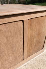 Les meubles en bois présentent de nombreux avantages. Comment Poncer Un Meuble En Bois Une Hirondelle Dans Les Tiroirs