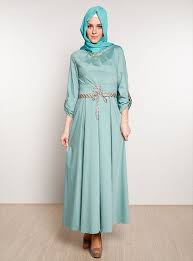 Baju gamis ini memang memiliki model yang sederhana, namun ada beberapa gamis yang dipermanis dengan motif . Buat Muslimah Yang Sedang Menata Diri Inilah 8 Style Gamis Modern Tapi Tetap Santun