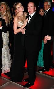 Auch wenn aus der früheren karrieresportlerin eine fürstin geworden ist: Furst Albert Furstin Charlene Der Furst Und Die Schone Schwimmerin Gala De Furstin Charlene Furst Albert Kleid Hochzeit