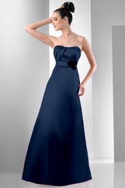 All you need to do is to decide which color jewelry goes with dark blue. Navy Dress And Silver Shoes 5a9a69